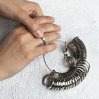 jewelry-buying-guide-ring-sizer